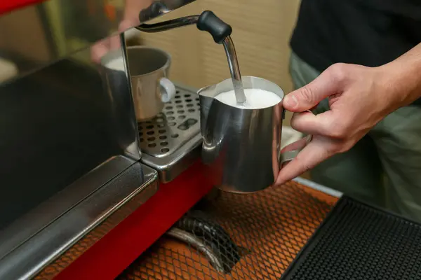 Barista sprawia, że kawa w barze. Przygotowanie latte w ekspres do kawy. Barman ręce gotowania kawy, przygotowanie mleka do kawy latte. — Zdjęcie stockowe