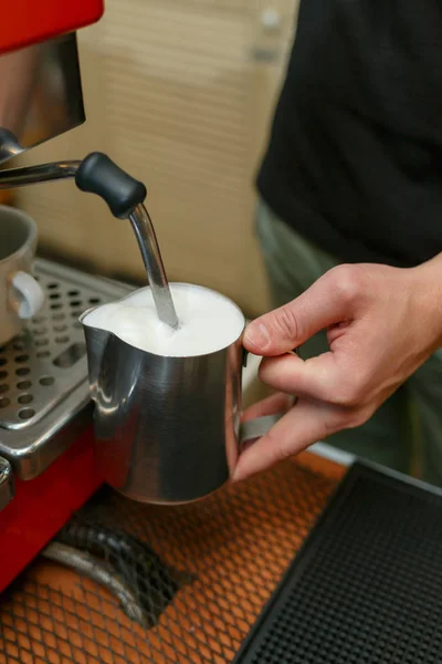 Barista sprawia, że kawa w barze. Przygotowanie latte w ekspres do kawy. Barman ręce gotowania kawy, przygotowanie mleka do kawy latte. — Zdjęcie stockowe