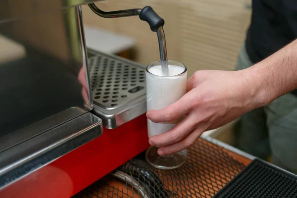 Barista sprawia, że kawa w barze. Przygotowanie latte w ekspres do kawy. Barman ręce gotowania kawy, przygotowanie mleka do kawy latte. — Zdjęcie stockowe