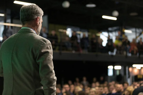 Orador na Conferência de Negócios e Apresentação. Vista pelas traseiras. Audiência na sala de conferências . — Fotografia de Stock