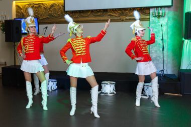 Saint Petersburg, Rusya Federasyonu - 15 Aralık 2017: Kızlar kırmızı üniforma ile davul dans.
