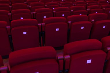 Sinema, tiyatro, konser salonu numaraları ile kırmızı koltuk.