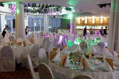 Gıda Restoran garson hizmet tablo. Yatay olarak çerçeveli atış.