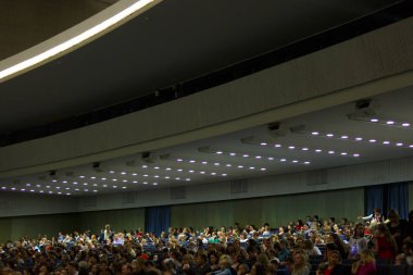 Saint Petersburg, Rusya Federasyonu - 26 Aralık 2017: Seyirci seyirciler performans önce oturup.