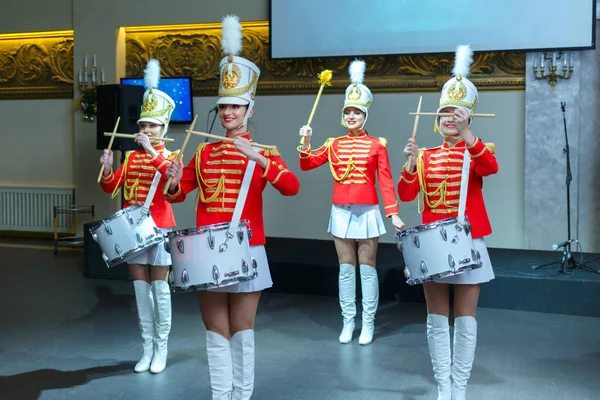 Saint Petersburg, Rusya Federasyonu - 15 Aralık 2017: Kızlar kırmızı üniforma ile davul dans.