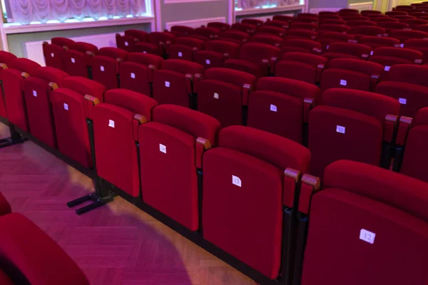 Assentos vermelhos com números no cinema, teatro, sala de concertos . — Fotografia de Stock