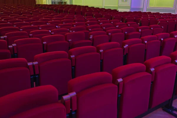 Asientos rojos en cine, teatro, sala de conciertos . —  Fotos de Stock