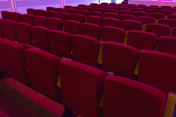 Assentos vermelhos no cinema, teatro, sala de concertos . — Fotografia de Stock
