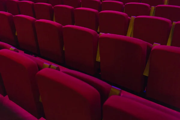 Assentos vermelhos no cinema, teatro, sala de concertos . — Fotografia de Stock