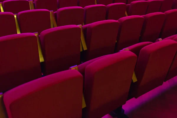 Asientos rojos en cine, teatro, sala de conciertos . —  Fotos de Stock