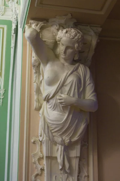 Statue of Caryatid supporting ceiling. — Stock Photo, Image