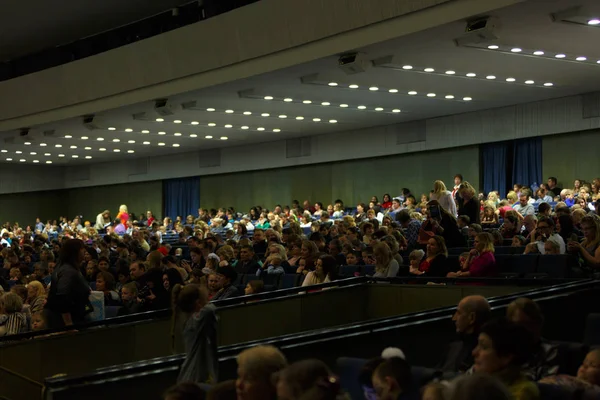 Saint Petersburg, Rusya Federasyonu - 26 Aralık 2017: Seyirci seyirciler performans önce oturup.