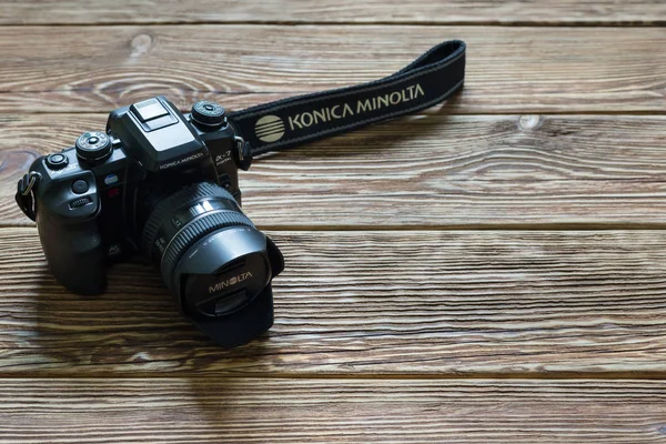 Chisinau, Republic of Moldova - March 14, 2018: dslr camera Minolta a 7 and lens on wooden background in Chisinau, Republic of Moldova. — Stock Photo, Image