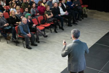Kişinev, Moldova Cumhuriyeti - 11 Mart 2018: konuşmacı olarak iş konferans ve sunum. Arkadan görüntüleyin. İzleyici olarak konferans salonu.