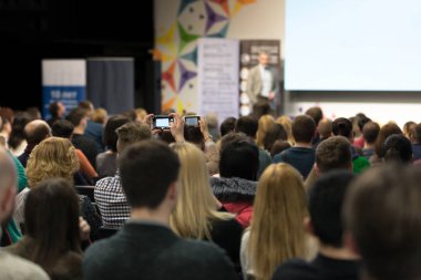 Kişinev, Moldova Cumhuriyeti - 11 Mart 2018: konuşmacı olarak iş konferans ve sunum. İzleyici olarak konferans salonu.