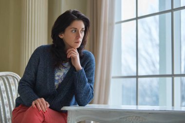 Güzel esmer kadın otel veya çatı penceresi yakınındaki lux daire.