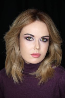 Siyah arka plan üzerine hafif kıvırcık saçlı güzel model portresi.