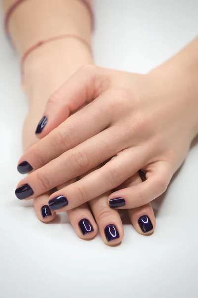 Manos de mujer con hermosa manicura sobre fondo blanco . — Foto de Stock