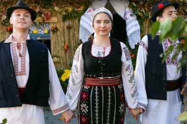 Chisinau, Moldova Cumhuriyeti - 25 Ekim 2019: Doğu Avrupa 'nın karakteristik ulusal kostümlerinde gençlik dans grubunun performansı.