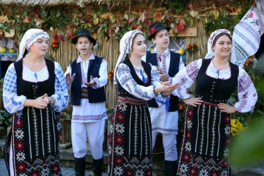 Chisinau, Moldova Cumhuriyeti - 25 Ekim 2019: Doğu Avrupa 'nın karakteristik ulusal kostümlerinde gençlik dans grubunun performansı.