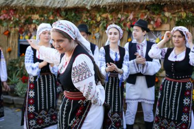 Chisinau, Moldova Cumhuriyeti - 25 Ekim 2019: Doğu Avrupa 'nın karakteristik ulusal kostümlerinde gençlik dans grubunun performansı.