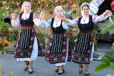 Chisinau, Moldova Cumhuriyeti - 25 Ekim 2019: Doğu Avrupa 'nın karakteristik ulusal kostümlerinde gençlik dans grubunun performansı.