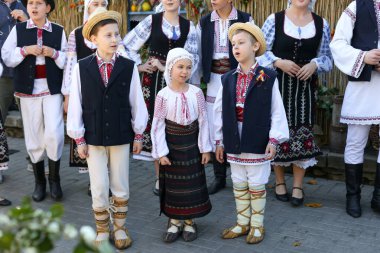Chisinau, Moldova Cumhuriyeti - 25 Ekim 2019: Doğu Avrupa 'nın karakteristik ulusal kostümlerinde gençlik dans grubunun performansı.
