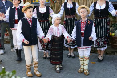 Chisinau, Moldova Cumhuriyeti - 25 Ekim 2019: Doğu Avrupa 'nın karakteristik ulusal kostümlerinde gençlik dans grubunun performansı.
