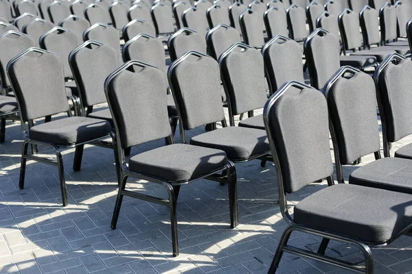 Filas de sillas grises. Concierto callejero, conferencia, presentación . —  Fotos de Stock