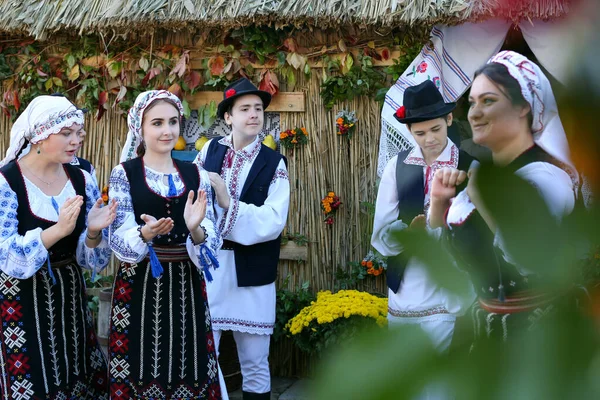 Chisinau, República da Moldávia - 25 de outubro de 2019: apresentação do grupo de dança juvenil em trajes nacionais característicos da Europa Oriental . — Fotografia de Stock