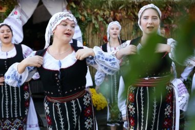 Chisinau, Moldova Cumhuriyeti - 25 Ekim 2019: Doğu Avrupa 'nın karakteristik ulusal kostümlerinde gençlik dans grubunun performansı.