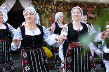 Chisinau, Moldova Cumhuriyeti - 25 Ekim 2019: Doğu Avrupa 'nın karakteristik ulusal kostümlerinde gençlik dans grubunun performansı.