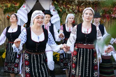 Chisinau, Moldova Cumhuriyeti - 25 Ekim 2019: Doğu Avrupa 'nın karakteristik ulusal kostümlerinde gençlik dans grubunun performansı.