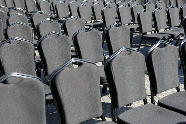 Filas de sillas grises. Concierto callejero, conferencia, presentación . —  Fotos de Stock