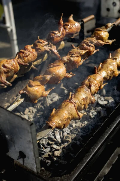 Grilovaná kuřata na rožni. Rotisserie kuře. Brazier a uhlí. — Stock fotografie