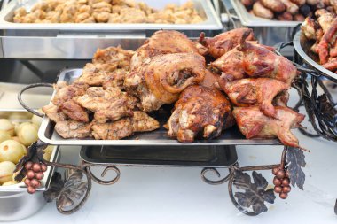 Gümüş tepside salam.