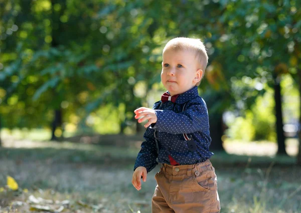 Portrét roztomilého chlapečka na pozadí přírody. Chce se rozbrečet. Rodinný život. — Stock fotografie