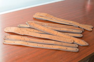 Kahverengi ahşap deri kemerlerde.