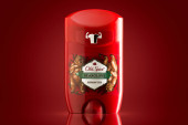 Kišiněv, Moldavská republika - 21. ledna 2020: Stick of deodorant Old Spice Bearglove red background. Old Spice je americká značka mužských výrobků.