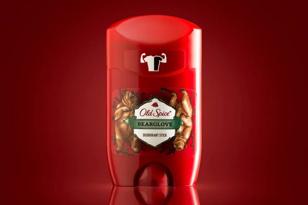 Chisinau, Moldova Cumhuriyeti - 21 Ocak 2020: Old Spice Bearglove deodorantının kırmızı arka planı. Old Spice, Amerikalı bir erkek bakım ürünüdür..