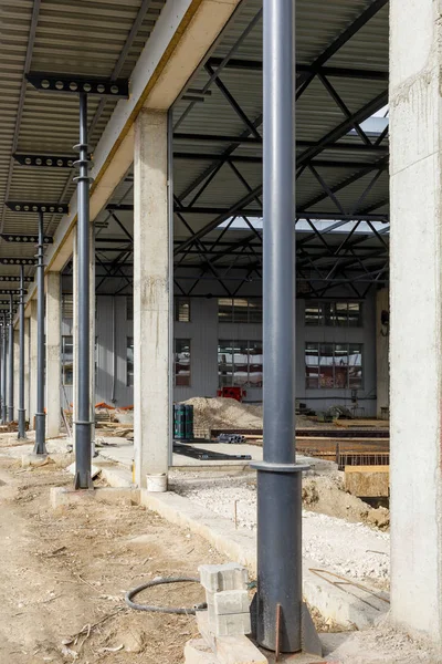 Lugar de construcción. Los postes metálicos sostienen el techo de aluminio. Construcción del hangar . — Foto de Stock