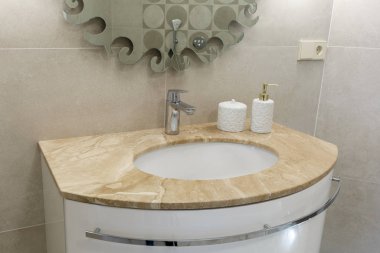 Mermer lavabo, krom musluk ve banyo aksesuarları. Modern banyo tasarımı. Yatay çerçeveli çekim.