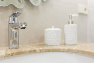 Mermer lavabo, krom musluk ve banyo aksesuarları. Modern banyo tasarımı. Yatay çerçeveli çekim.