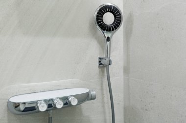 Mermer gri duvar ve duş başlığı. Modern banyo tasarımı. Yatay çerçeveli çekim.