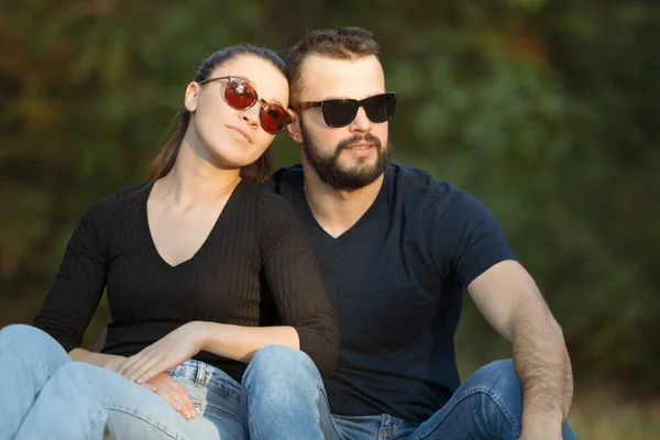 Portrait Homme Une Femme Lunettes Soleil Dans Les Bois Jeune — Photo