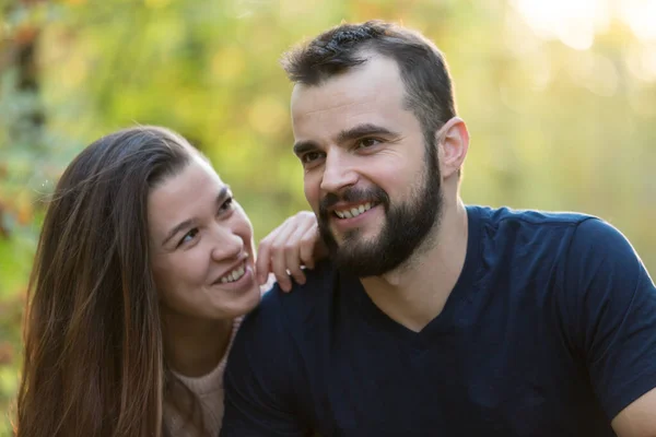 Potret Pasangan Muda Yang Cantik Taman Latar Belakang Daun Daun — Stok Foto