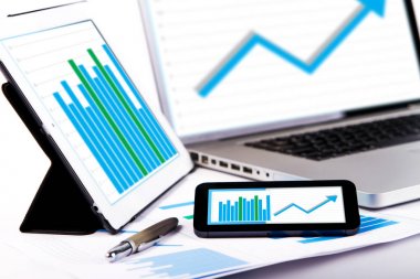 Grafik laptop tablet ve telefon üzerinde analiz piyasa