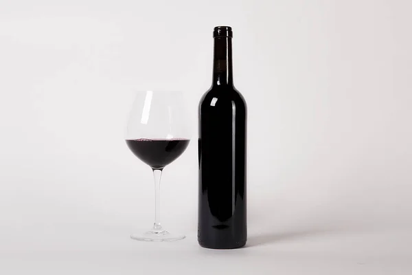 Botella de vino tinto con copa — Foto de Stock