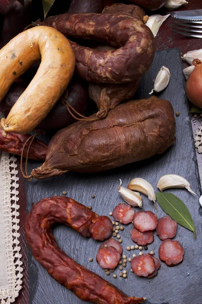 Le salsicce si mescolano in un ambiente tradizionale portoghese Foto Stock Royalty Free