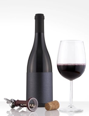 Beyaz arka plan, beyaz siyah etiket ve cam izole kırmızı şarap şişesi